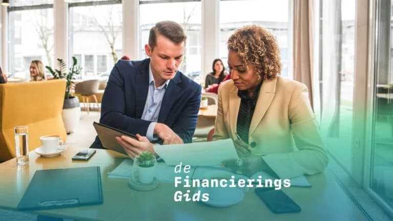 Ondernemers die een zakelijk financieringsdossier bekijken