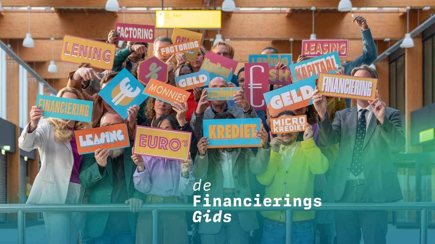 Mensen met borden over krediet, leasing, factoring en financiering — de ZEHYX-financieringsgids